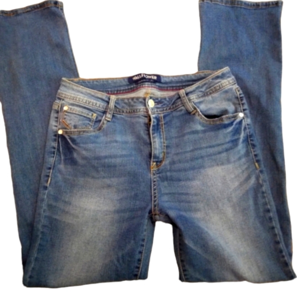 Wallflower Women/Teen Jeans. Size 11. Legendary Fit. Straight Leg Boot Cut.